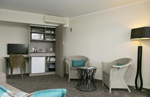 Waipahihi Hotel | The Cove- On The Lake