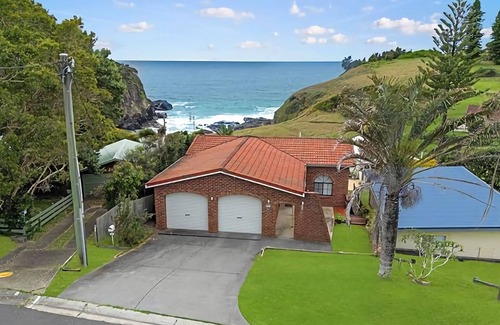 Scotts Head House | The Cove, watch the whales breach from the balcony on their annual migration