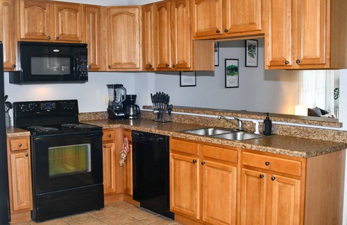 Starkville House | *The Cowbell Cabana* 6 Mins to MSU! Relaxing Lake Views! Beautiful Sunsets!
