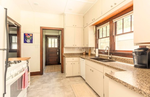 Alexandria Cabin | The Cowdry Cottage | Pet-Friendly | Canoe | Bikes