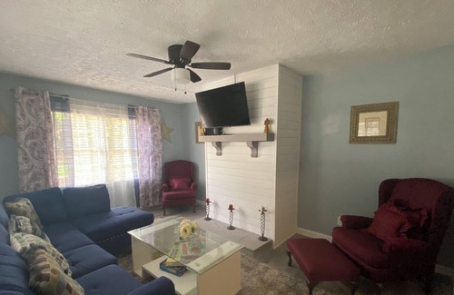 Covington House | The coziest ranch style home. Recently updated with new furniture and amenities