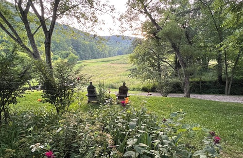 Irvine Cabin | The Cozy Cabin – A Historic Chestnut Log Haven in the Holler