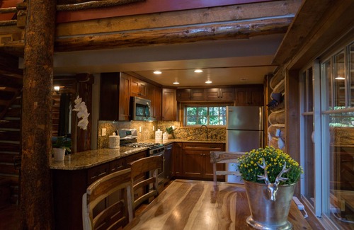 Salt Lake Mountain Resorts Cabin | The Cozy Cabin.Walk to Brighton ski slopes!