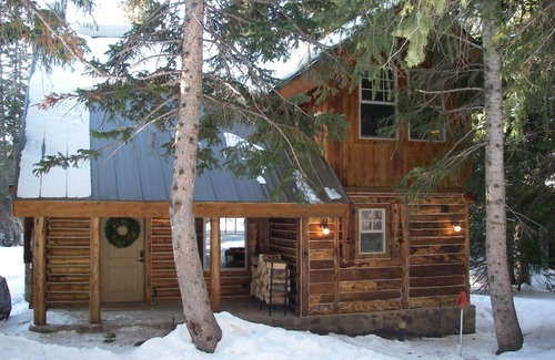 Salt Lake Mountain Resorts Cabin | The Cozy Cabin.Walk to Brighton ski slopes!