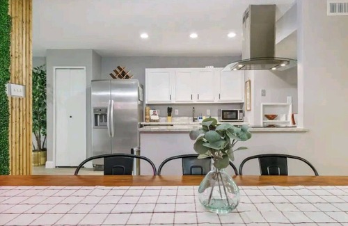 The Colony House | THE COZY COLONY GETAWAY-4BD/2BA 2 KING SUITES