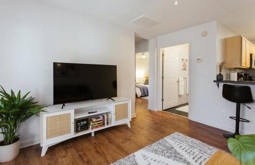 Athens House | The Cozy Corner Near Downtown