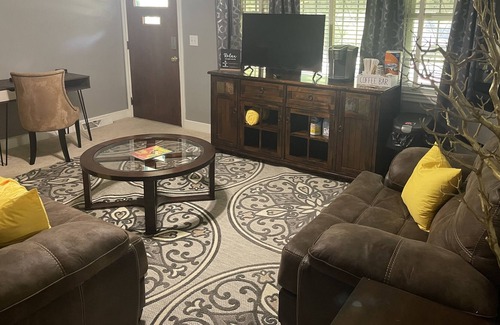 Eau Claire House | The Cozy Cottage 5 minutes from downtown! Family sized cottage with front porch.