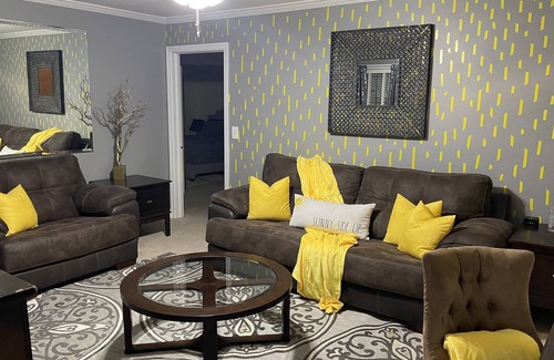 Eau Claire House | The Cozy Cottage 5 minutes from downtown! Family sized cottage with front porch.