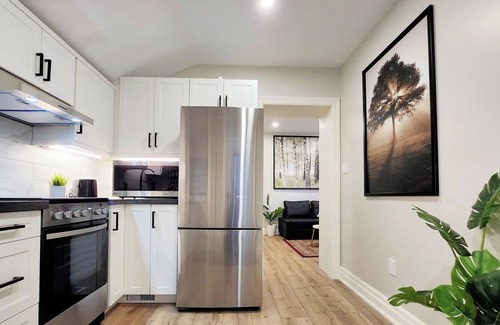 Downtown Apartment | The Cozy Cove Modern King-Bedroom Full Apartment
