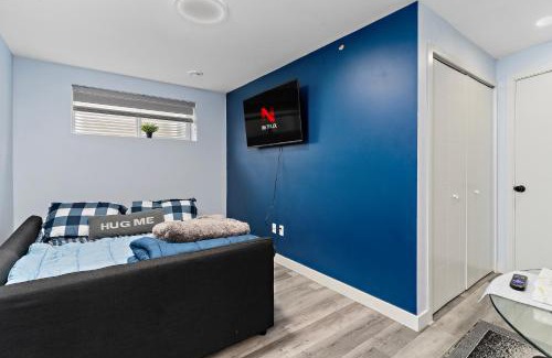 Southwest Edmonton Apartment | The Cozy Cove - Modern Private Basement Suite with Comfort & Charm, Free Parking, WiFi, Netflix Close to airport & 18 minutes to West Edmonton Mall