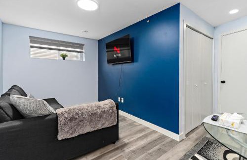 Southwest Edmonton Apartment | The Cozy Cove - Modern Private Basement Suite with Comfort & Charm, Free Parking, WiFi, Netflix Close to airport & 18 minutes to West Edmonton Mall