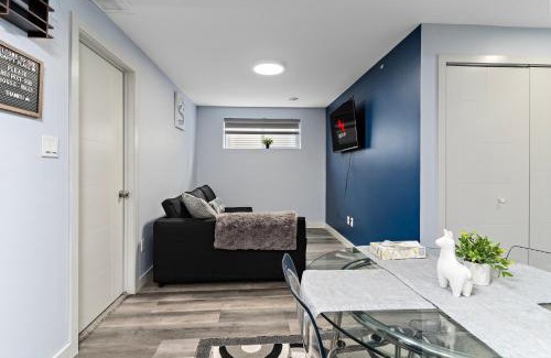Southwest Edmonton Apartment | The Cozy Cove - Modern Private Basement Suite with Comfort & Charm, Free Parking, WiFi, Netflix Close to airport & 18 minutes to West Edmonton Mall