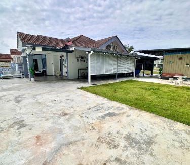 Sungai Pelek House | The Cozy Home with container house 5BR 20pax