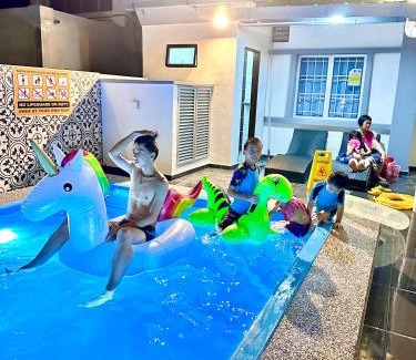 Sungai Pelek House | The Cozy Home with container house 5BR 20pax