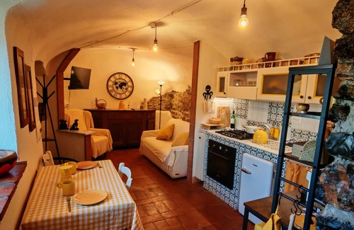 Arcola House | The cozy little house with terrace in the medieval walls