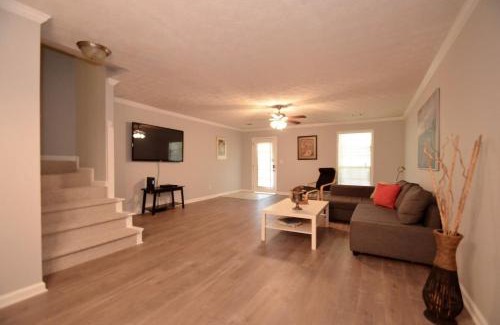 Conyers House | The Cozy Pearl Townhome - 10 mins to horse park