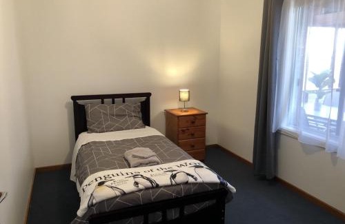 Shorewell Park House | The Cozy Penguin with Sea Views