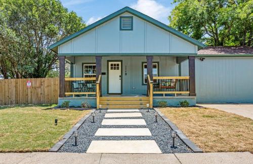 Brazos House | The Craftsman on Clay-Downtown-4 Blocks to Silos-Hot Tub and Cowboy Pool
