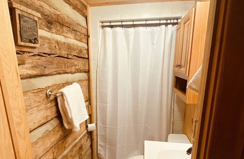 Piper Gap Cabin | The Creekside Cabin - Hot-Tub
