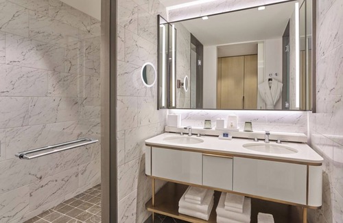 Fort Worth Cultural District Hotel | The Crescent Hotel | Metropolitan Suite | Near Modern Art Museum