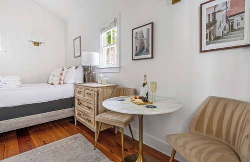 Cannonborough Elliotborough House | The Crescent Moon | A Cozy Haven for Two