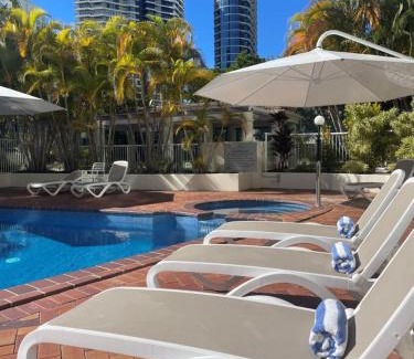 Main Beach Apartment | The Crest Apartments