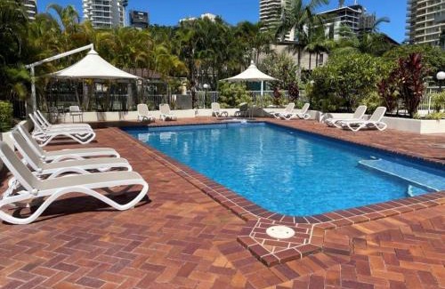 Main Beach Apartment | The Crest Apartments