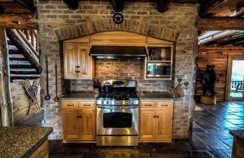Keene Cabin | The Crest Lodge - Cabin w/Hot Tub - Game, Bar & Theatre Rooms