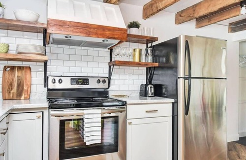 Prince Edward Apartment | The Crick in PEC - 5 min walk to Main St