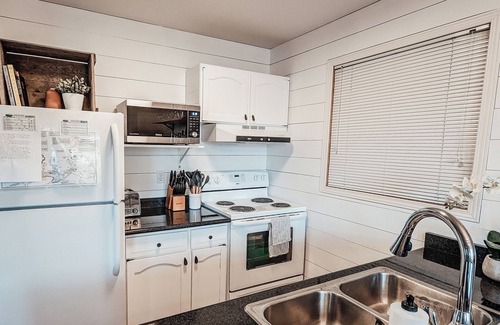 Hastings Highlands Cottage | The Croft- Cozy Lakefront Cottage, Swimming & View