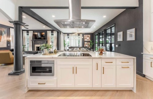 Austin House | The Crown Jewel | Venue | Heated Pool | Sleeps 40