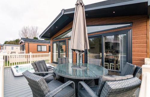 Allerthorpe Cabin | The Crucible lodge with Hot Tub