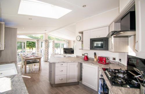 Allerthorpe Cabin | The Crucible lodge with Hot Tub