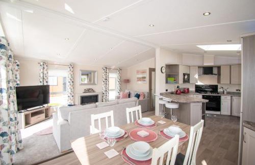 Allerthorpe Cabin | The Crucible lodge with Hot Tub