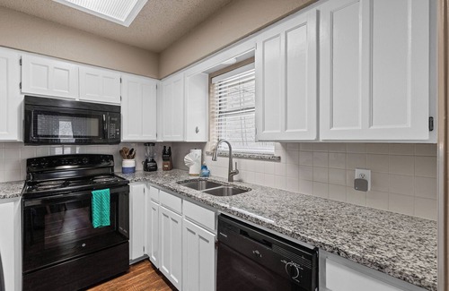 Euless House | The Curated Canvas PetsOk FencedYard Garage 《NFLX》