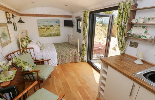 Llanybri Cottage | THE CWTCH, romantic, with hot tub in St Clears
