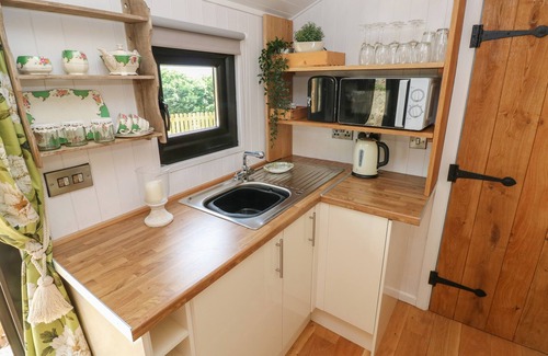 Llanybri Cottage | THE CWTCH, romantic, with hot tub in St Clears