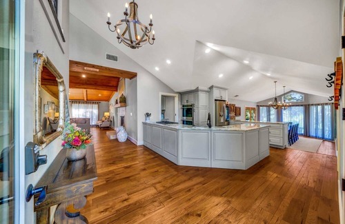 Ingram House | THE CYPRESS HOUSE - 5 Bedroom, River, Pool & Hot Tub