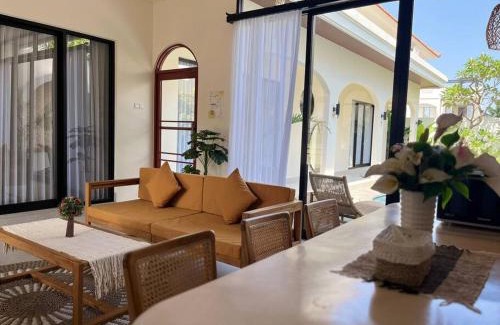 Munggu Villa | The Dahlia's Villa NEW 3 BR Canggu-Munggu Seseh