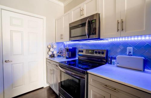 Downtown Dallas Apartment | The Dallas Den Sleeps 10