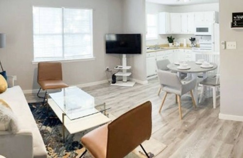 Athens House | The Daylights Suite
