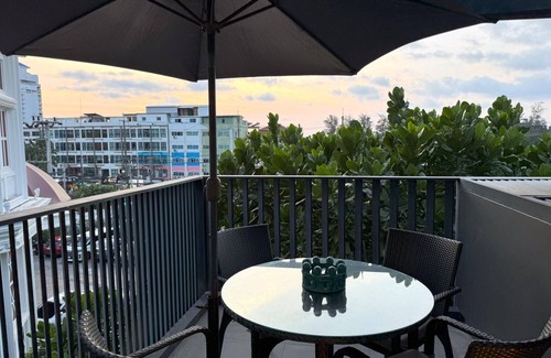 Patong Apartment | The Deck 2br, walk to beach, rooftop pool & gym