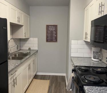 Hamilton Apartment | The Delores - 2 Bedroom Apt in Quilt Town, USA