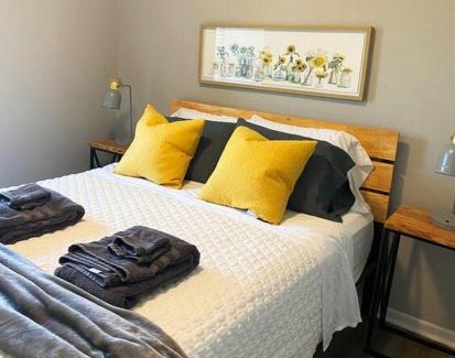 Hamilton Apartment | The Delores - 2 Bedroom Apt in Quilt Town, USA