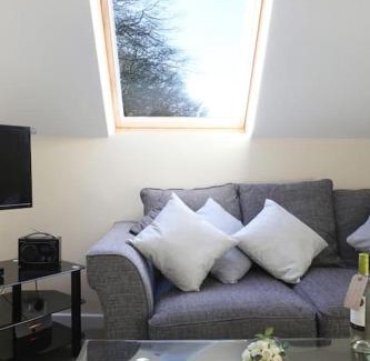 Littlebredy Apartment | THE DEN, a Secluded Annex with Hot-tub & Heating