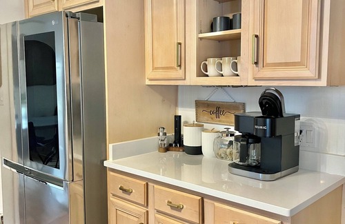 High Point House | The Designers Den-Sleeps 10, Pets ok, 5min to IHFC & HPU, Emerywood!