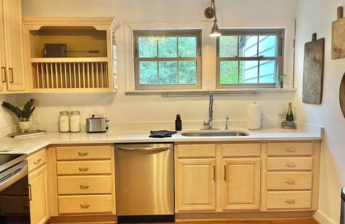 High Point House | The Designers Den-Sleeps 10, Pets ok, 5min to IHFC & HPU, Emerywood!