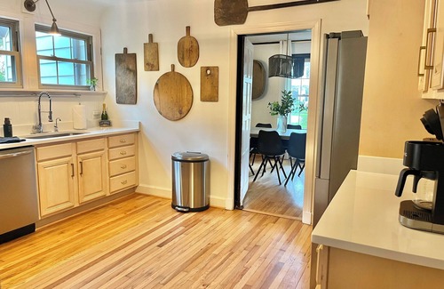 High Point House | The Designers Den-Sleeps 10, Pets ok, 5min to IHFC & HPU, Emerywood!