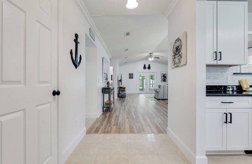 Upper Grand Lagoon House | The Dive Locker- 5 min to the Beach Sleeps 10
