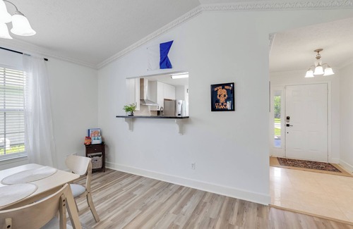 Upper Grand Lagoon House | The Dive Locker- 5 min to the Beach Sleeps 10